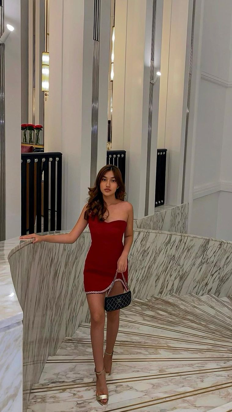 Kesan seksi pun terlihatketika tampil dalam balutan one shoulder dress