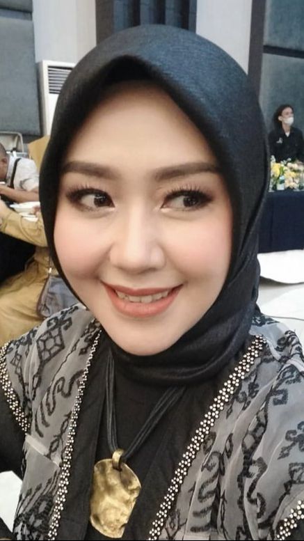 Saat ini, Gita KDI bekerja sebagai staf ahli di MPR-RI, dan sudah sepuluh tahun terlibat dalam dunia politik.