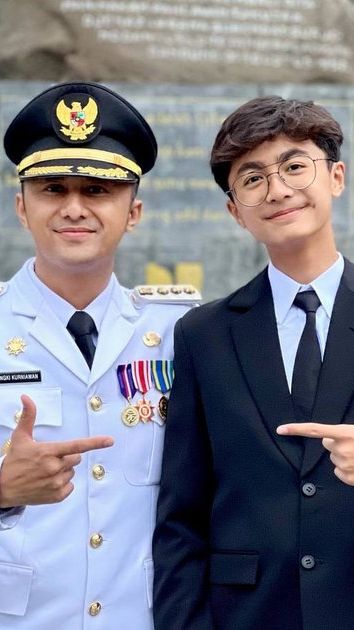 Nah, menurut pendapatmu, sejauh mana kemiripan Bintang dengan papanya yang tetap ganteng dan gagah di usia 41 tahun?