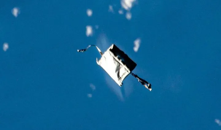 NASA melanjutkan bahwa Kontrol Misi juga telah menganalisis lintasan tas berwarna putih terang itu dan menemukan bahwa risiko kembali bertemu dengan ISS rendah.
