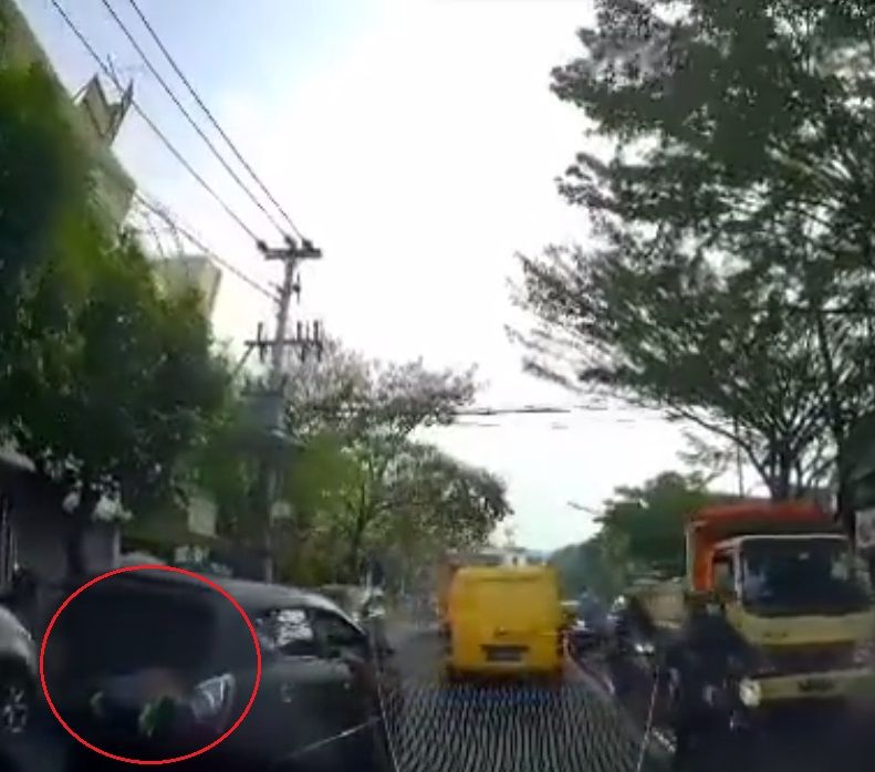 Viral Pengendara Letakkan Dua Bayi di Bagian Belakang Mobil dengan Bagasi Terbuka, Tuai Kontroversi