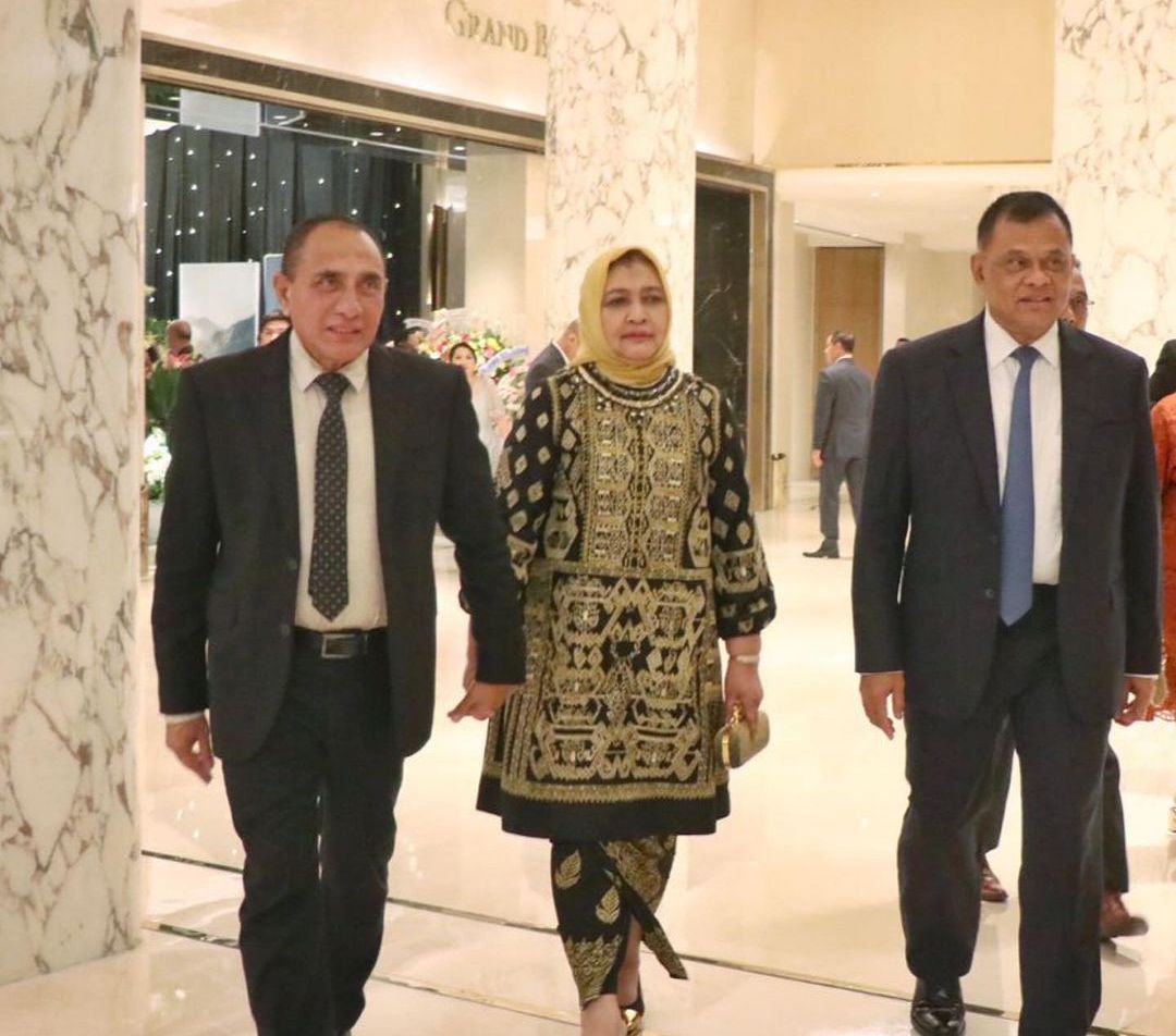 Menariknya, sikap Edy ke sang istri menuai banyak pujian dari masyarakat. Ia terlihat menggandeng tangan sang istri saat menghadiri acara tersebut.<br>