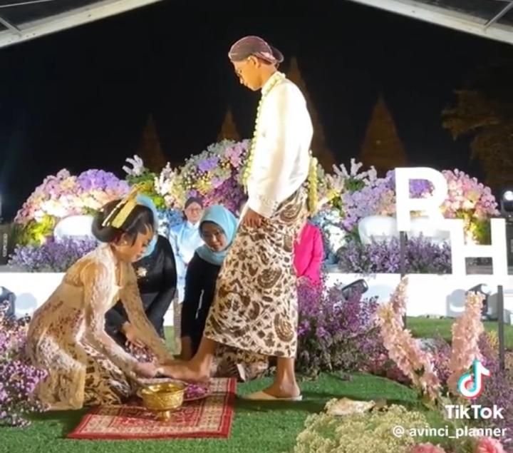 Viral Potret Pernikahan di Kawasan Candi Prambanan, Warganet: Wedding Dream Banget!