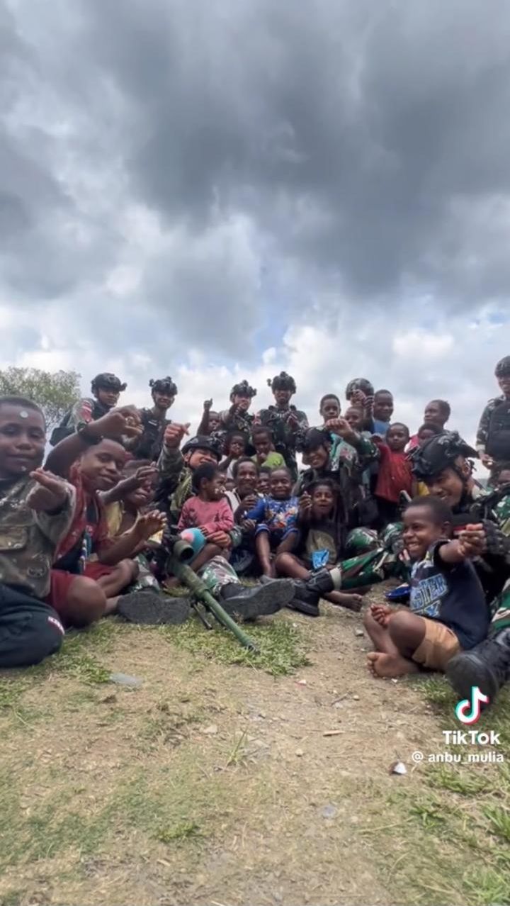 Viral Momen Bocah Papua Rayakan Ulang Tahun Bareng Prajurit TNI, Dapat Bayak Hadiah