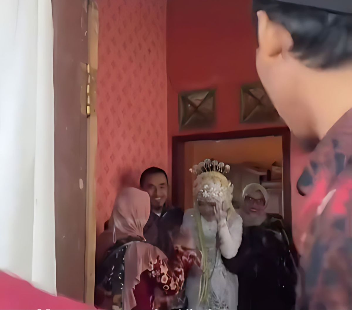 Momen Pengantin Wanita Malu tapi Bahagia Nikah dengan Pemuda yang Sekampung, Auto Jadi Tontonan Warga: Definisi The Real Pacar 5 Langkah
