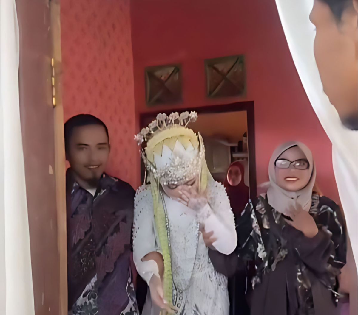 Momen Pengantin Wanita Malu tapi Bahagia Nikah dengan Pemuda yang Sekampung, Auto Jadi Tontonan Warga: Definisi The Real Pacar 5 Langkah
