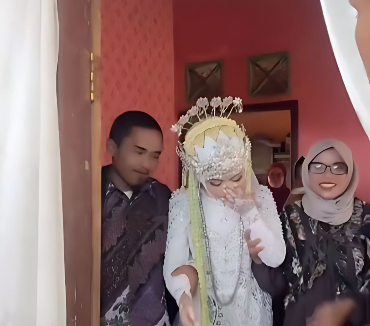 Momen Pengantin Wanita Malu tapi Bahagia Nikah dengan Pemuda yang Sekampung, Auto Jadi Tontonan Warga: Definisi The Real Pacar 5 Langkah