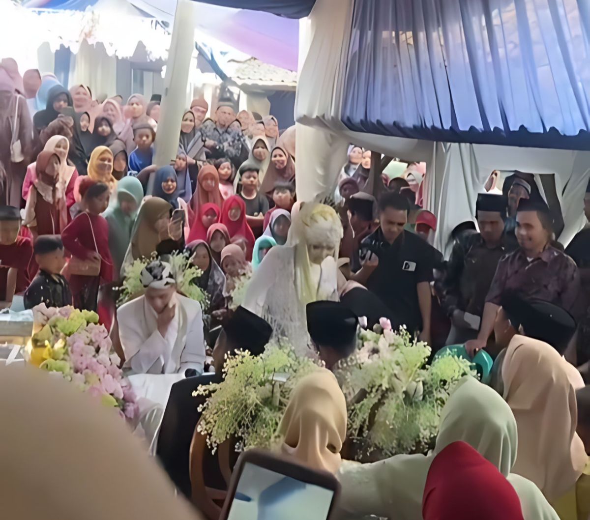 Momen Pengantin Wanita Malu tapi Bahagia Nikah dengan Pemuda yang Sekampung, Auto Jadi Tontonan Warga: Definisi The Real Pacar 5 Langkah