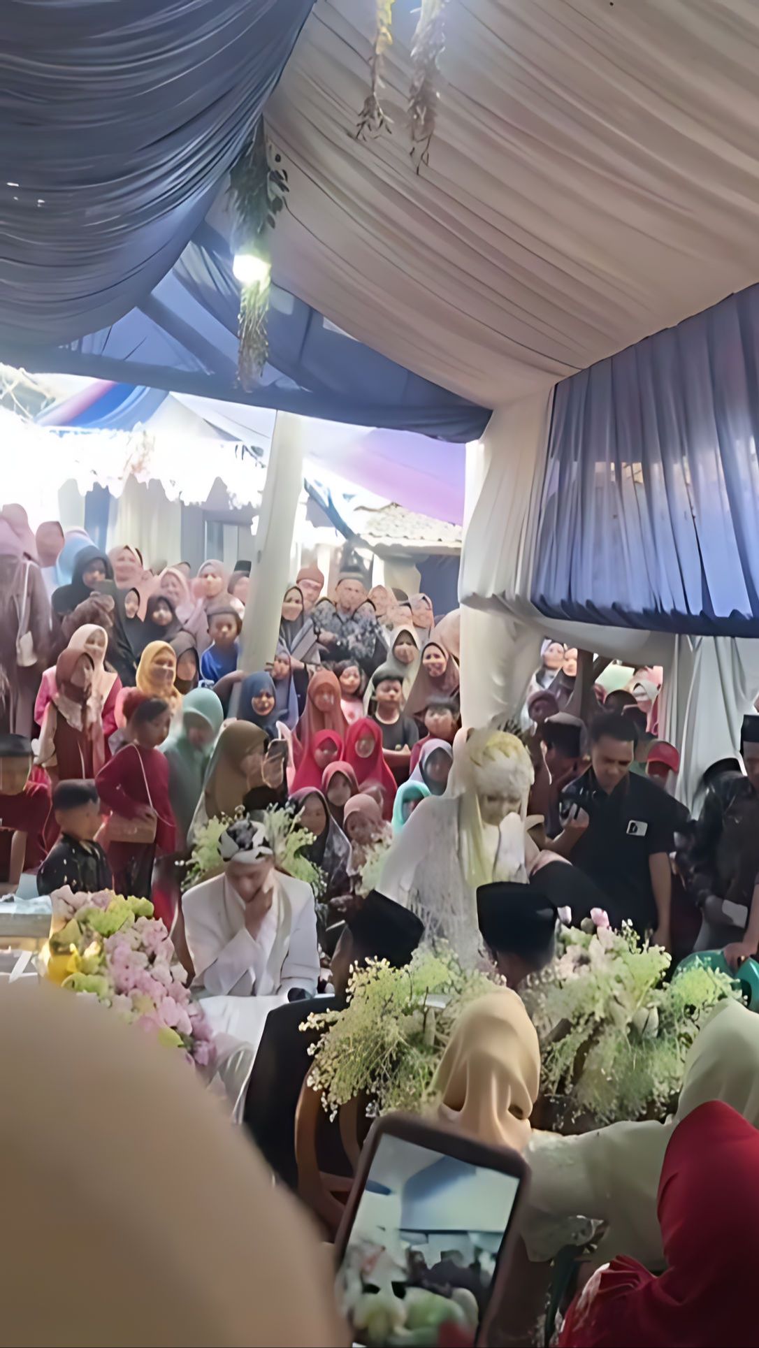 Pengantin Wanita Sangat Malu Dilihat Warga Saat Nikah dengan Pemuda yang Sekampung