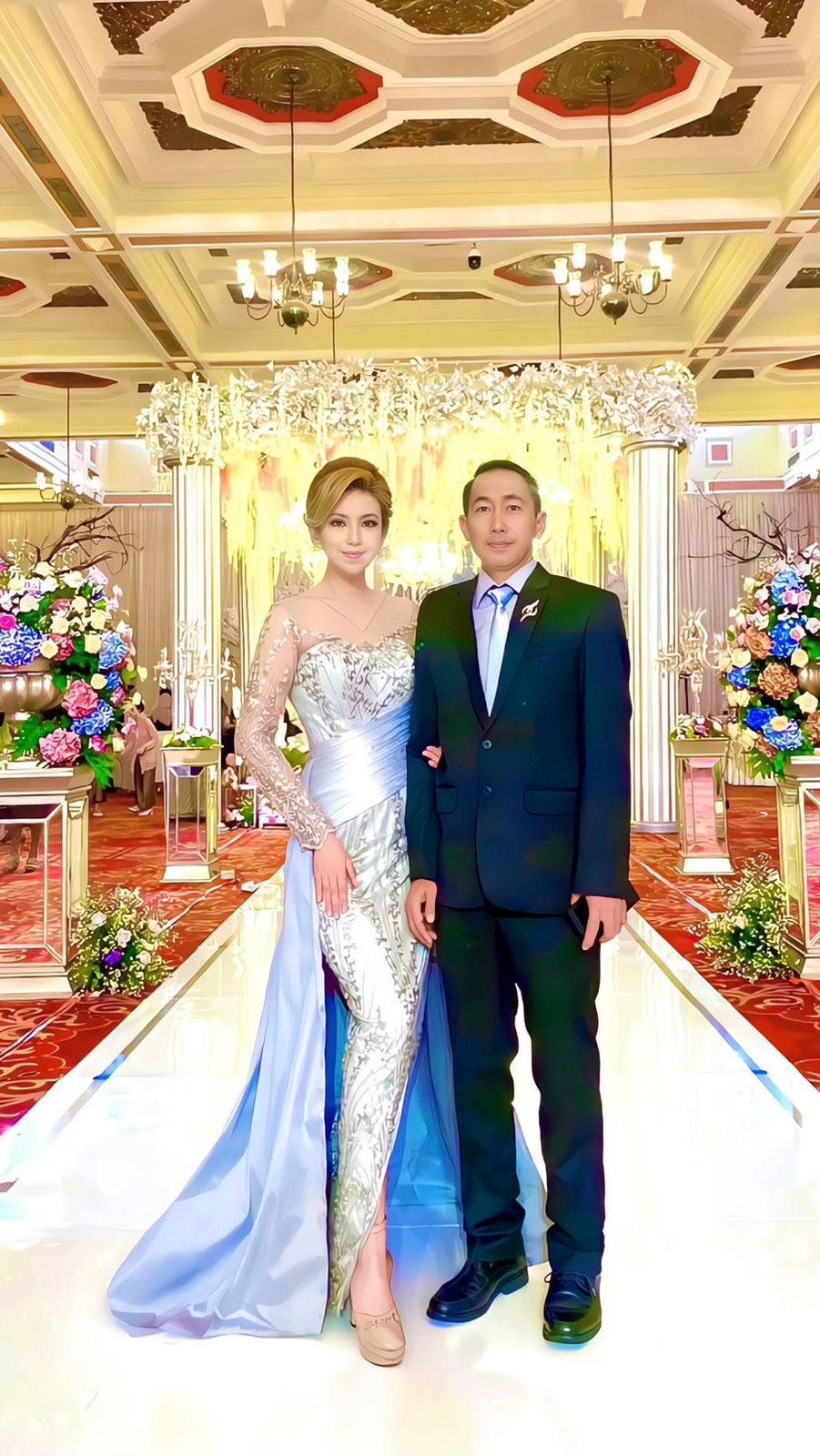 Cantiknya Heni Tania Istri Kombes Polisi Berkebaya Silver, Hadiri Pernikahan Anak Sahabat sang Suami