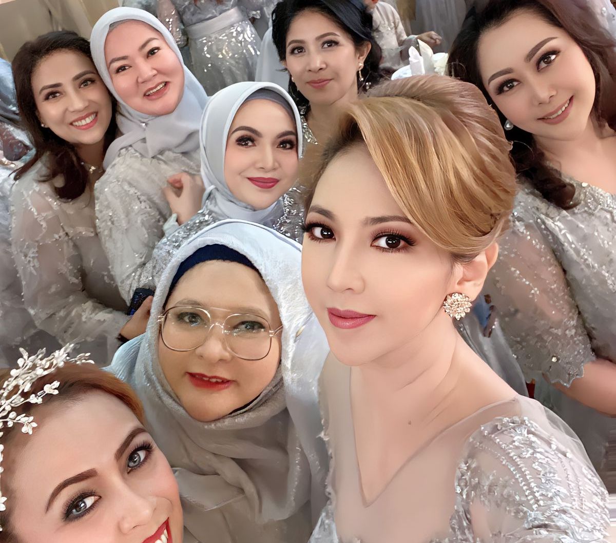 ⁠Cantiknya Heni Tania Istri Kombes Polisi Berkebaya Silver, Hadiri Pernikahan Anak Sahabat sang Suami