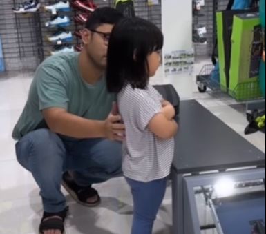 Video Gemas Gigihnya Ayah Rayu Putri Kecilnya yang Ngambek di Mal