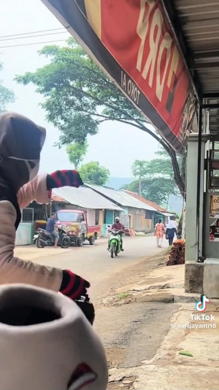 3 Tahun Bekerja di Jepang, Wanita Ini Beri Kejutan Pulang Kampung Pakai Kostum Badut