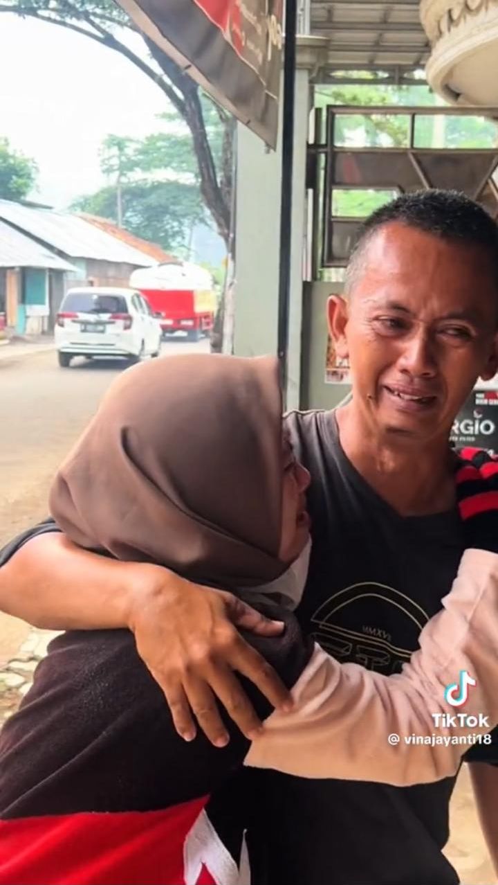 3 Tahun Bekerja di Jepang, Wanita Ini Beri Kejutan Pulang Kampung Pakai Kostum Badut