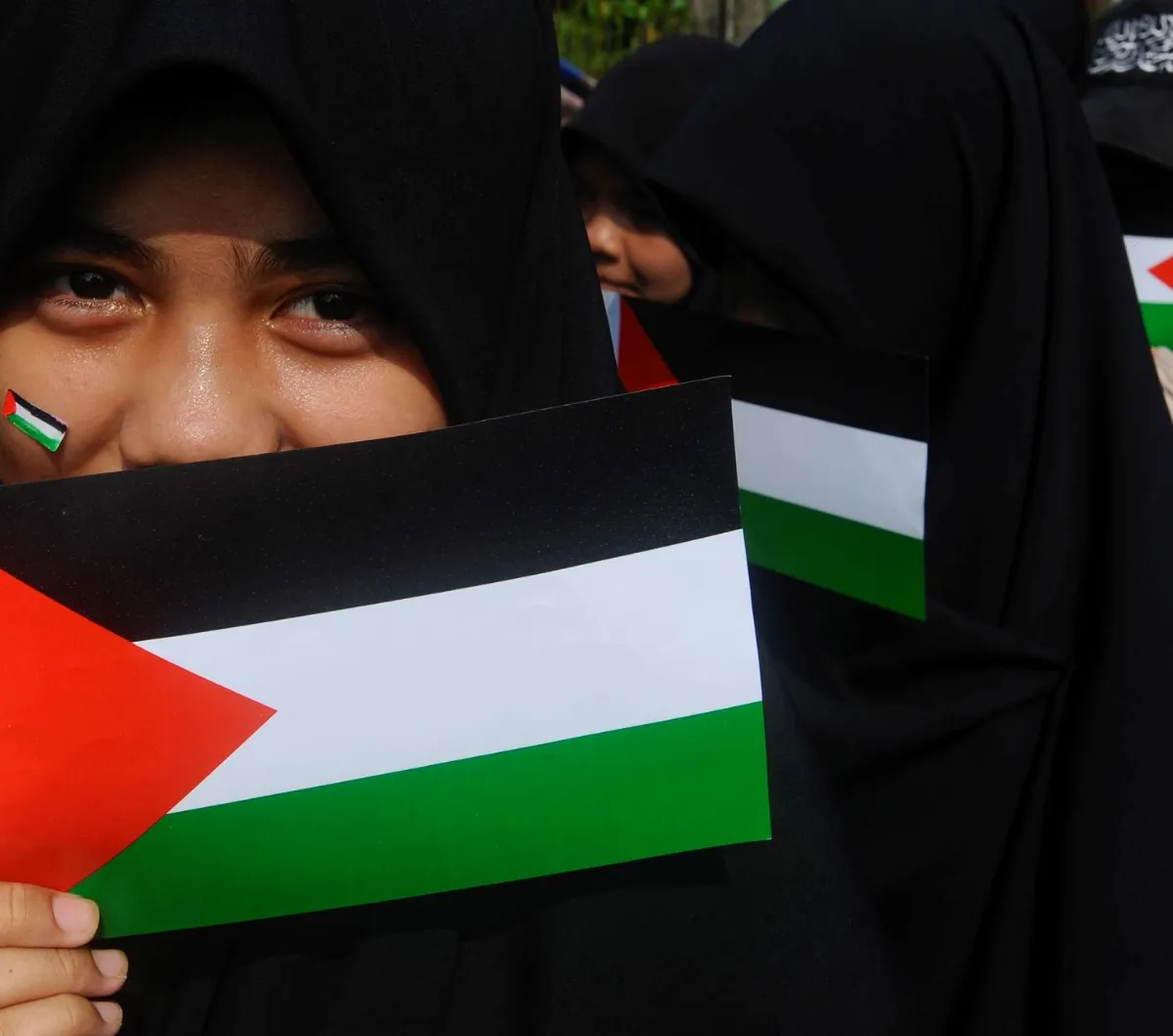 FOTO: Aksi Warga Gelar Razia Produk Pendukung Israel di Warung-Warung Klontong di Bogor
