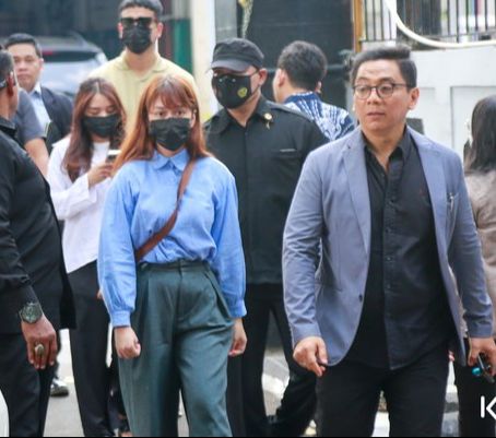 7 Potret Fadly Faisal Setia Temani Rebecca Klopper Sidang Video Syur