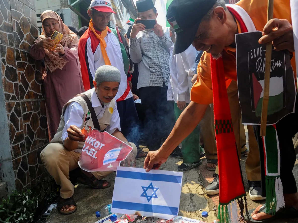 FOTO: Aksi Warga Gelar Razia Produk Pendukung Israel di Warung-Warung Klontong di Bogor