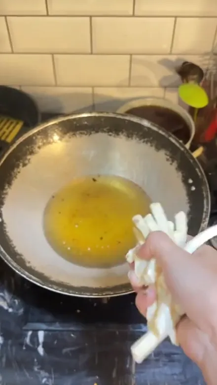 Takut Kena Minyak Panas saat Goreng Kentang, Wanita ini Kabur Sampai ke Thailand