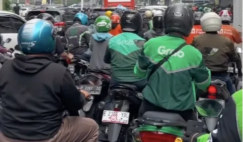 “Jam 10 pagi sudah dapat Rp163.000, seneng banget rezeki dilancarin gini,” ucap ojol tersebut.