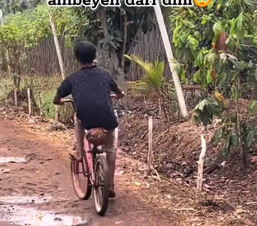 Momen Pilu Bocah Naik Sepeda Usang, Kelapa Kering Terpaksa Jadi Pengganti Sadel