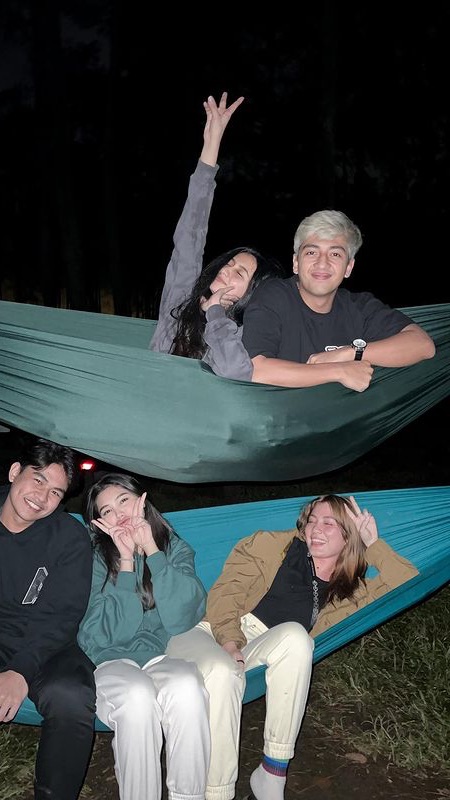 Tak hanya berdua, Harris dan Havisa juga sering mengajak sahabat dekat untuk camping. Selain bisa memupuk keharmonisan hubungan, momen semacam ini membuatnya keduanya semakin akrab dengan sahabat.