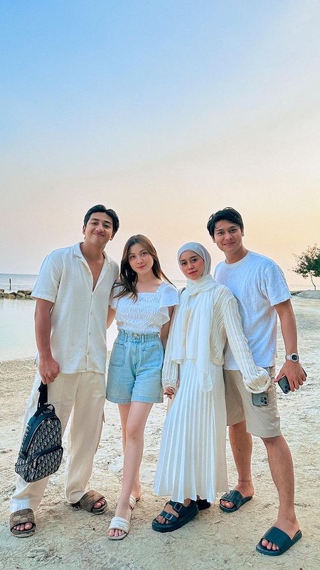 Haviza dan Harris siketahui juga berteman dekat dengan Lesti Kejora dan Rizky Billar. Dua pasangan ini pernah berlibur bersama untuk melepas penat.