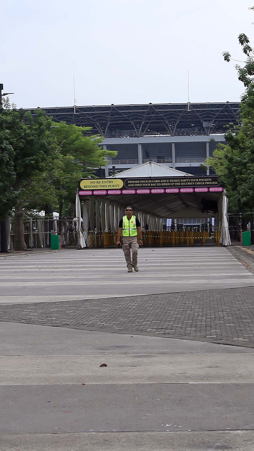 Potret Suasana GBK Jelang Konser Coldplay Besok
