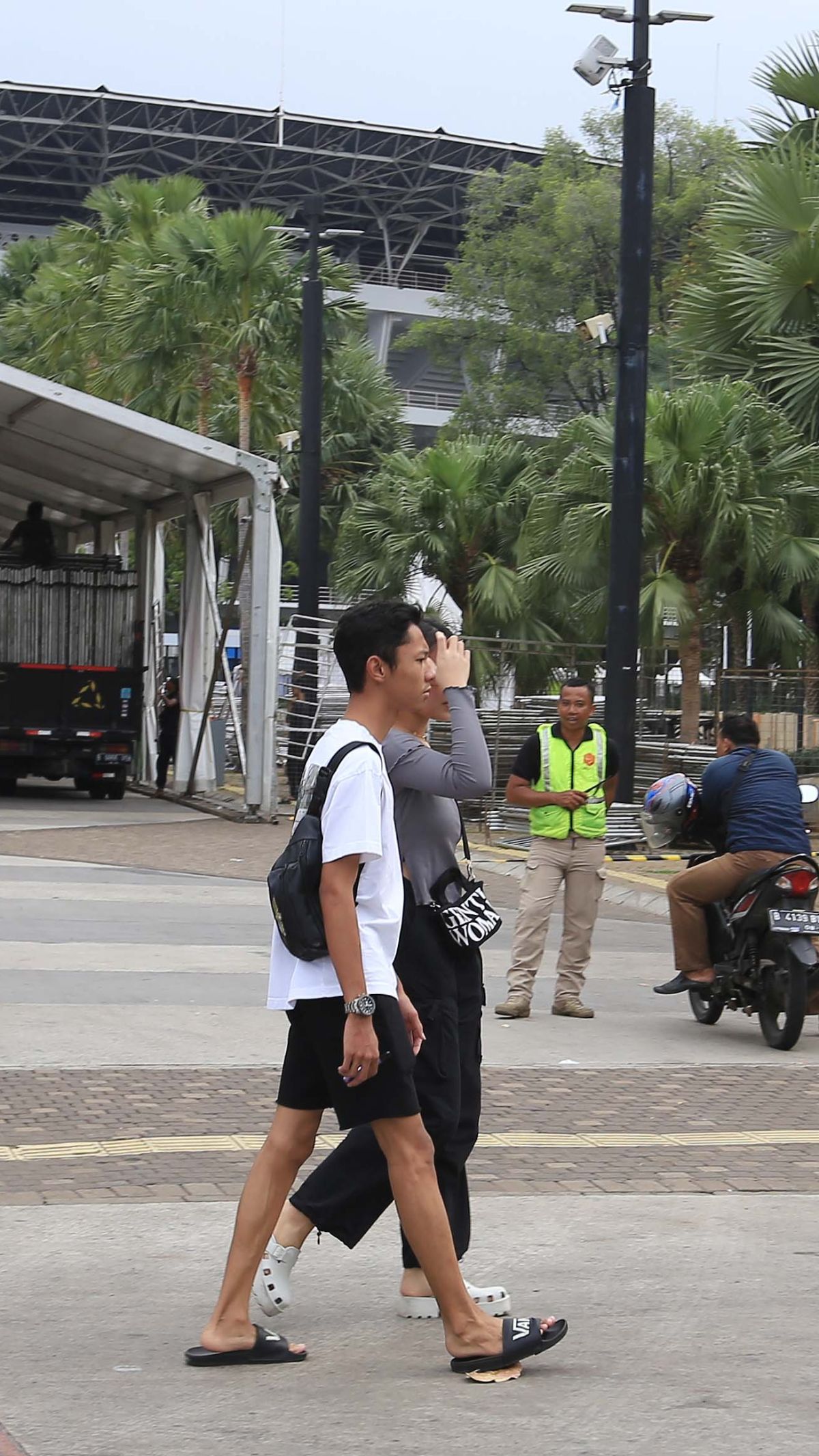 Tampak sejumlah petugas menjaga pintu masuk stadion GBK