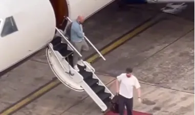 Gak kebagian tiket gapapa yang penting kita ketemu di apron,