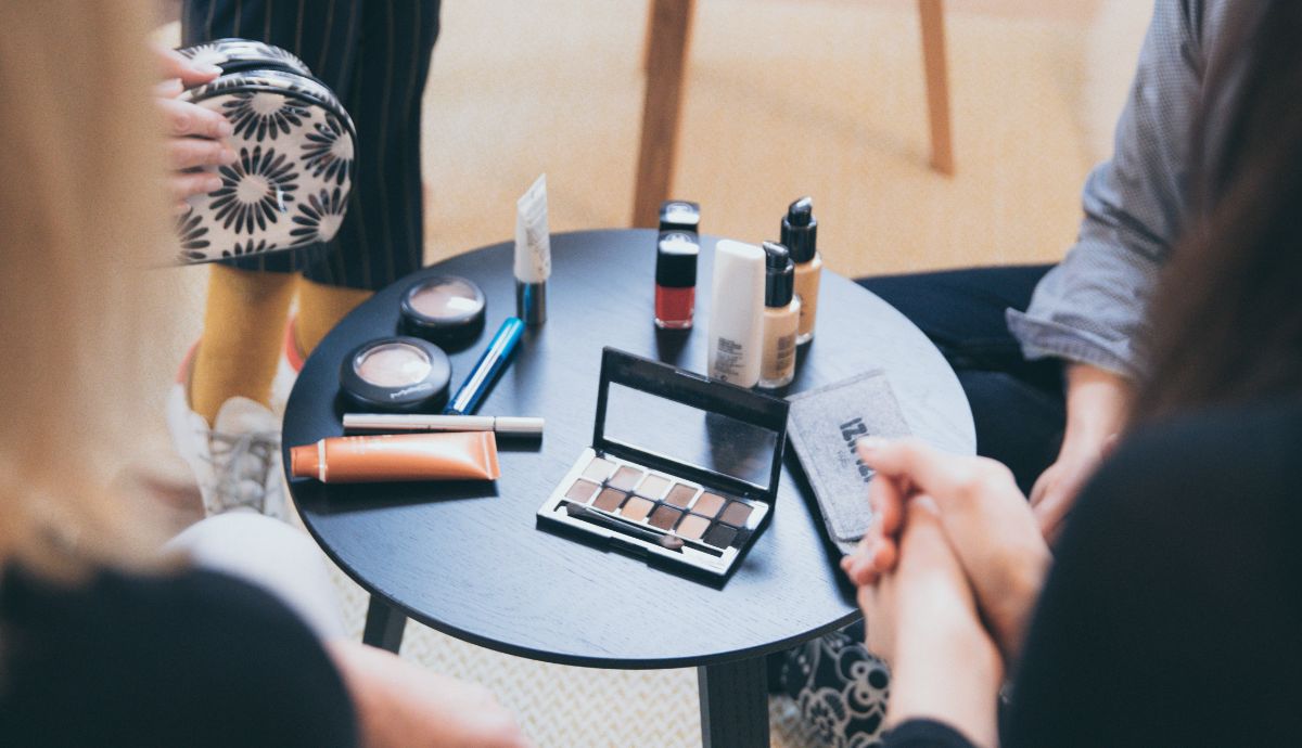 1. Siapkan Alat Makeup
