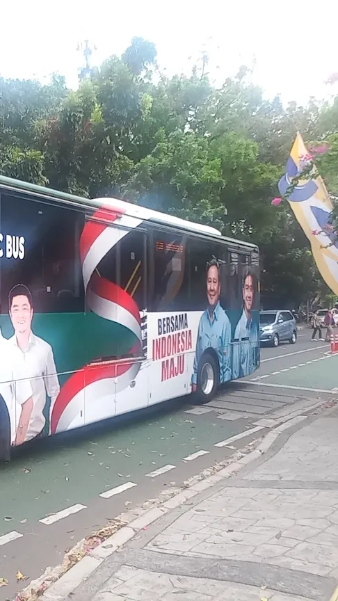 Prabowo-Gibran Naik Bus Listrik ke Gedung KPU Hadiri Penetapan Nomor Urut Pilpres 2024