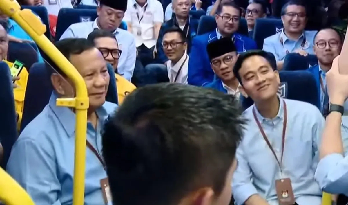 Kompak Berbaju Biru