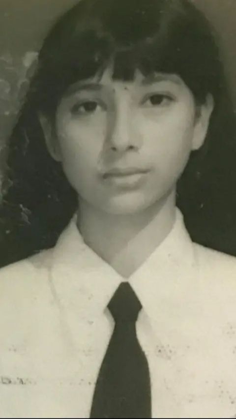Pada dekade 90-an, Ayu Azhari terkenal sebagai bintang sinetron populer. Berketurunan Indonesia-India, kecantikannya sudah terlihat sejak dulu.