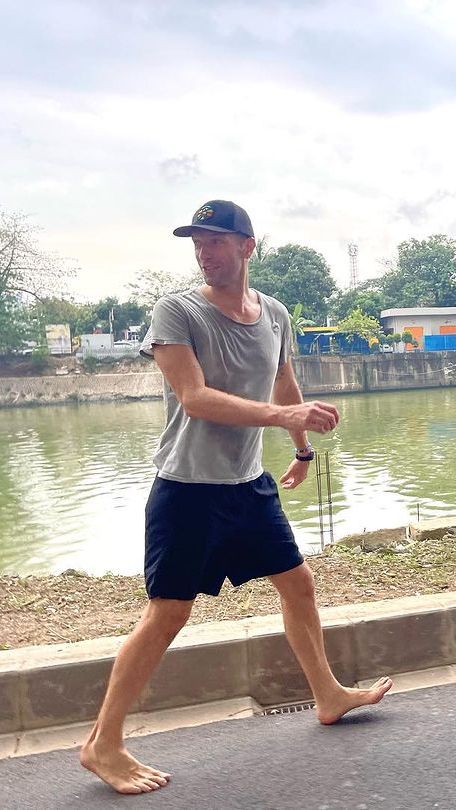 Besok Konser di GBK, Chris Martin Pamer Foto Nyeker di Jalan Jakarta, Bisa Tebak Lokasinya di Mana?