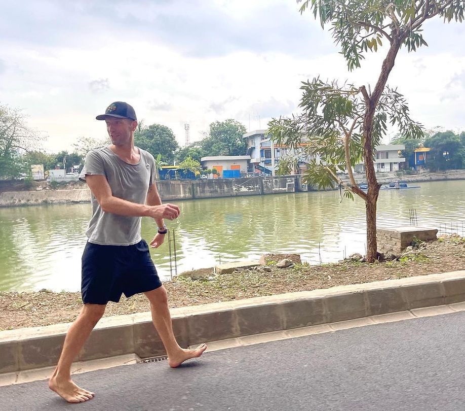 Besok Konser Di GBK, Chris Martin Pamer Foto Nyeker Di Jalan Jakarta ...