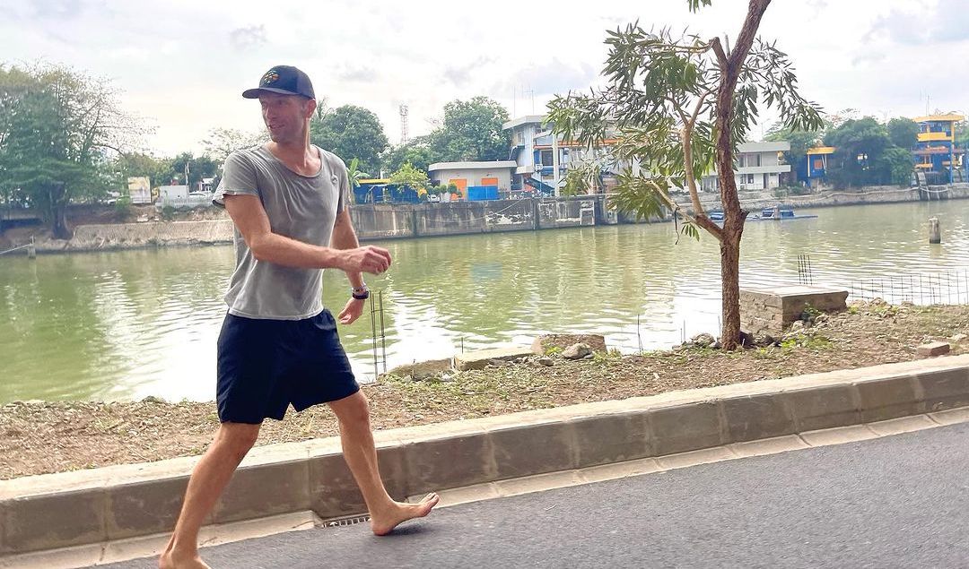 Chris Martin Nyeker di Jalan Jakarta