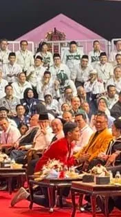 Momen Gibran dan Kaesang Cium Tangan Megawati di KPU