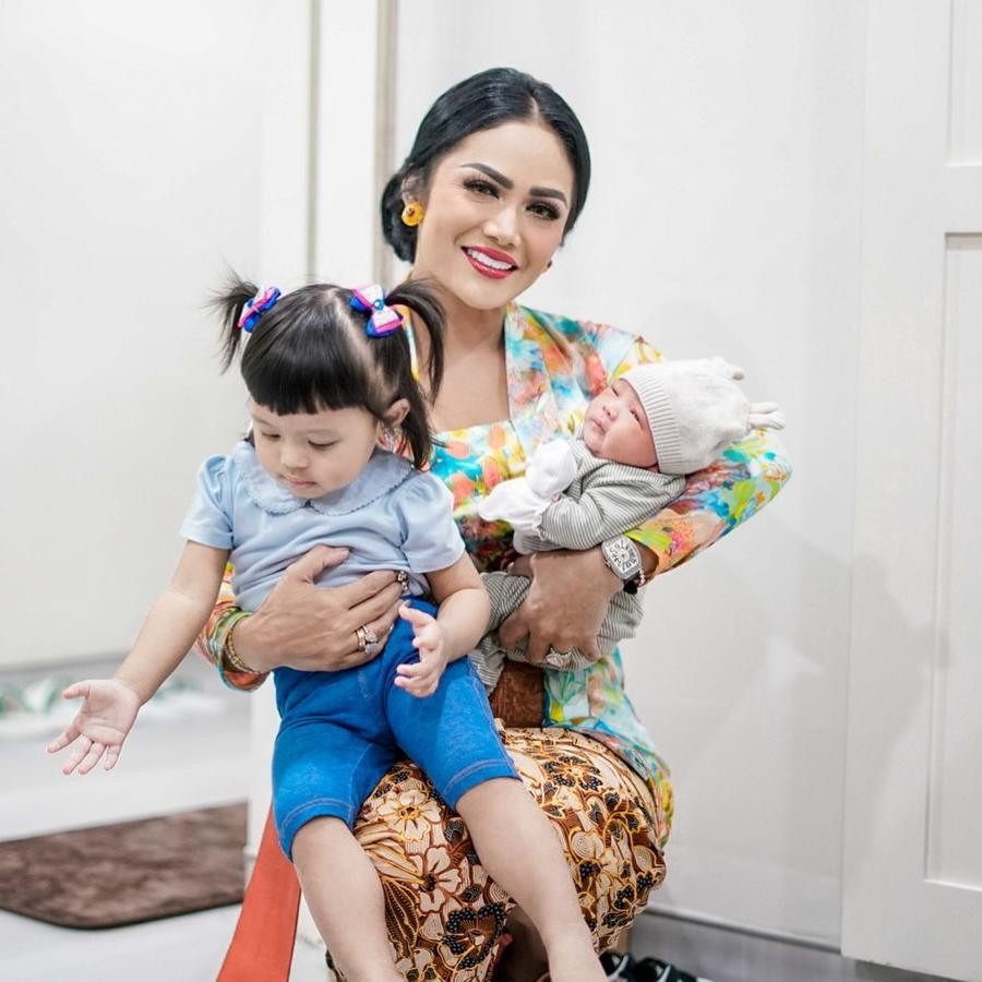 Akhirnya Terungkap, Ini Potret Azura Anak Kedua Aurel Hermansyah Dan ...