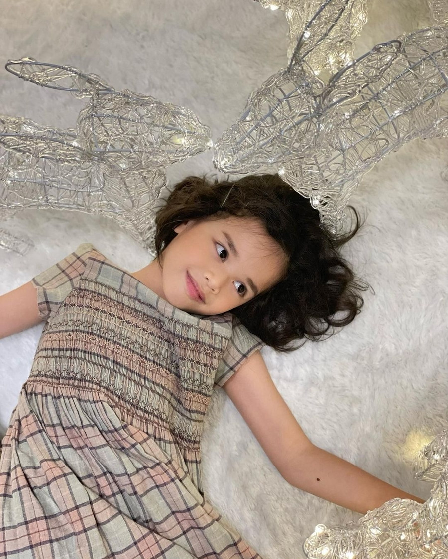 Cantik & Sudah Jago Berpose Mirip Sang Mama, Potret Clover Anak Renata Kusmanto & Fachri Albar yang Jarang Tersorot