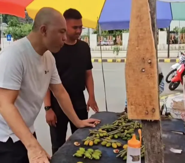 Momen Irjen Hendro Pandowo Makan Pinang Papua Acungkan Jempol 'Bermanfaat Bagi Kesehatan'