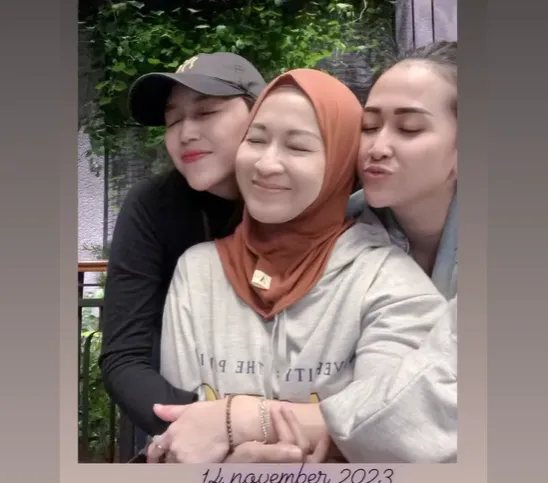 Dapat Buket Uang dari Orang Terkasih, Okie Agustina: Ini Hadiah Masa Iddah ya?
