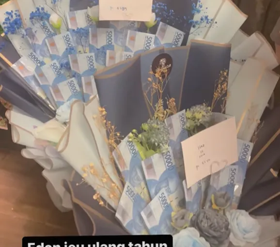 Dapat Buket Uang dari Orang Terkasih, Okie Agustina: Ini Hadiah Masa Iddah ya?