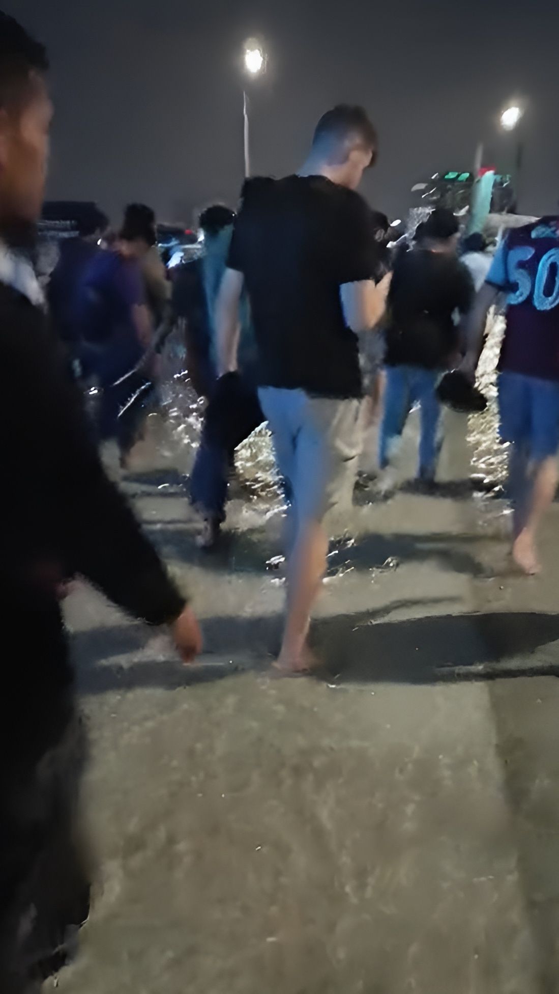 Viral Area Luar Stadion JIS Kebanjiran Usai Laga Piala Dunia U-17 Inggris Vs Iran, Penonton Pulang 'Nyeker'