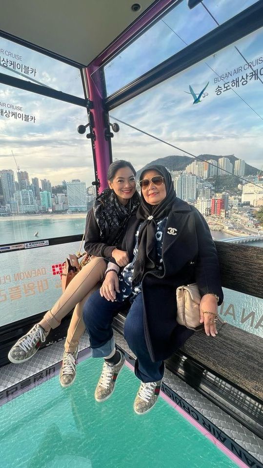 Potret Kebersamaan Titi Kamal bareng Sang Ibu saat Liburan di Korea Selatan