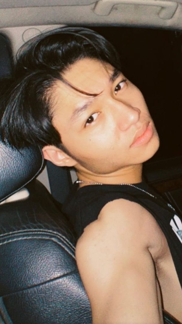 Kiesha Alvaro memiliki garis rahang yang tajam dan tegas.