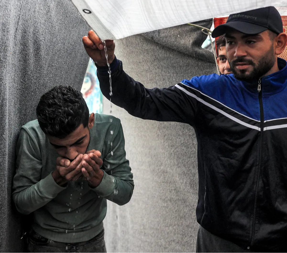FOTO: Di Tengah Kesulitan Air Bersih, Hujan Deras Akhirnya Turun di Jalur Gaza dan Disambut Penuh Syukur Warga Palestina