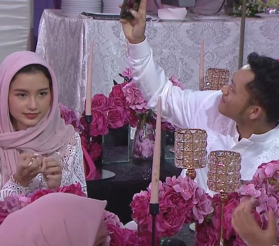 Deretan Foto Sarah Menzel saat Hadir di Acara Akikah Baby Azura Anak Atta & Aurel Hermansyah, Kenakan Kerudung Penampilannya Bikin Pangling