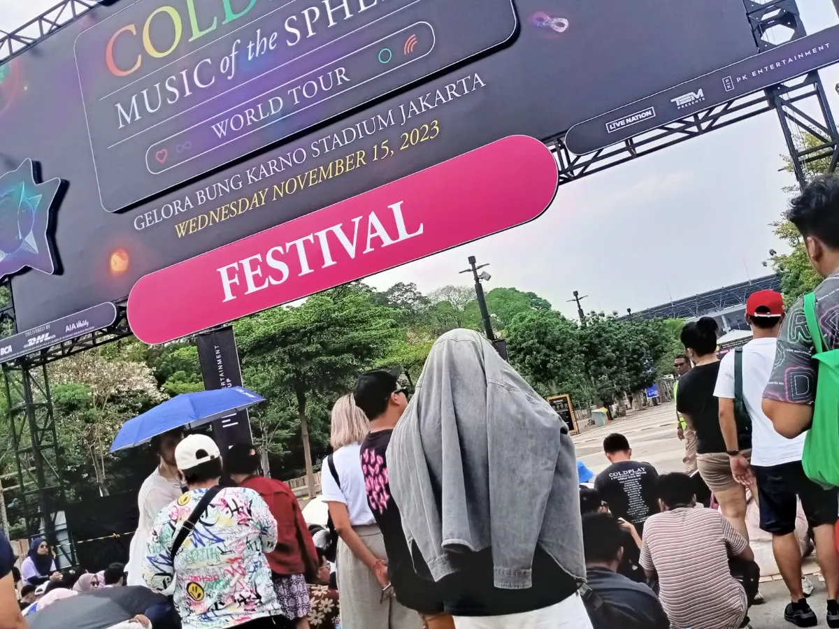 Waspada! Calo-Calo Konser Coldplay Berkeliaran di GBK, Iming-Imingi Penonton Dibantu 'Orang Dalam'