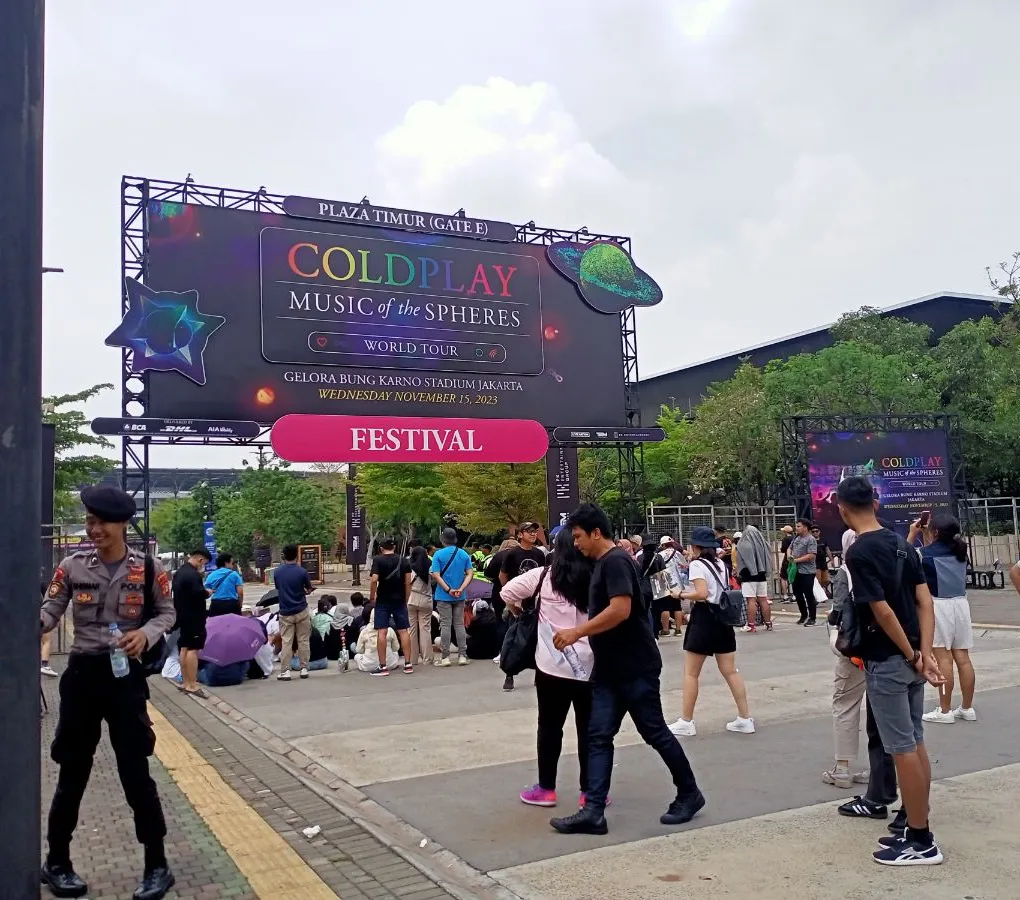 Waspada! Calo-Calo Konser Coldplay Berkeliaran di GBK, Iming-Imingi Penonton Dibantu 'Orang Dalam'
