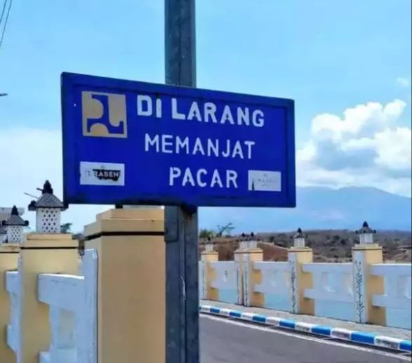 10 Potret Plang Jalan Yang Bikin Bingung Maksimal, Petunjuknya Nyeleneh ...